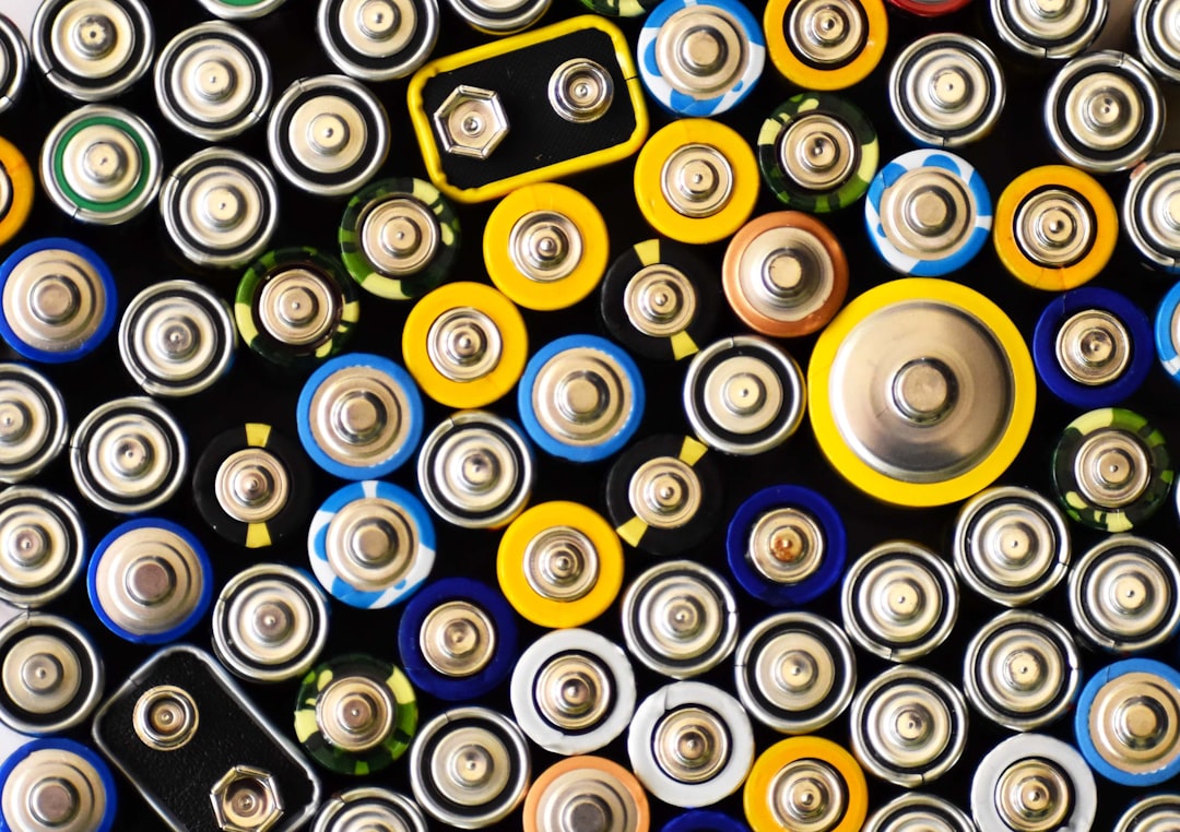 Stroom opslaan thuis: wat batterij opslag je oplevert
