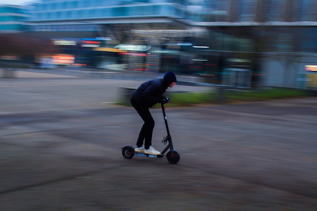 Elektrische scooter opladen: zo doe je het stap voor stap